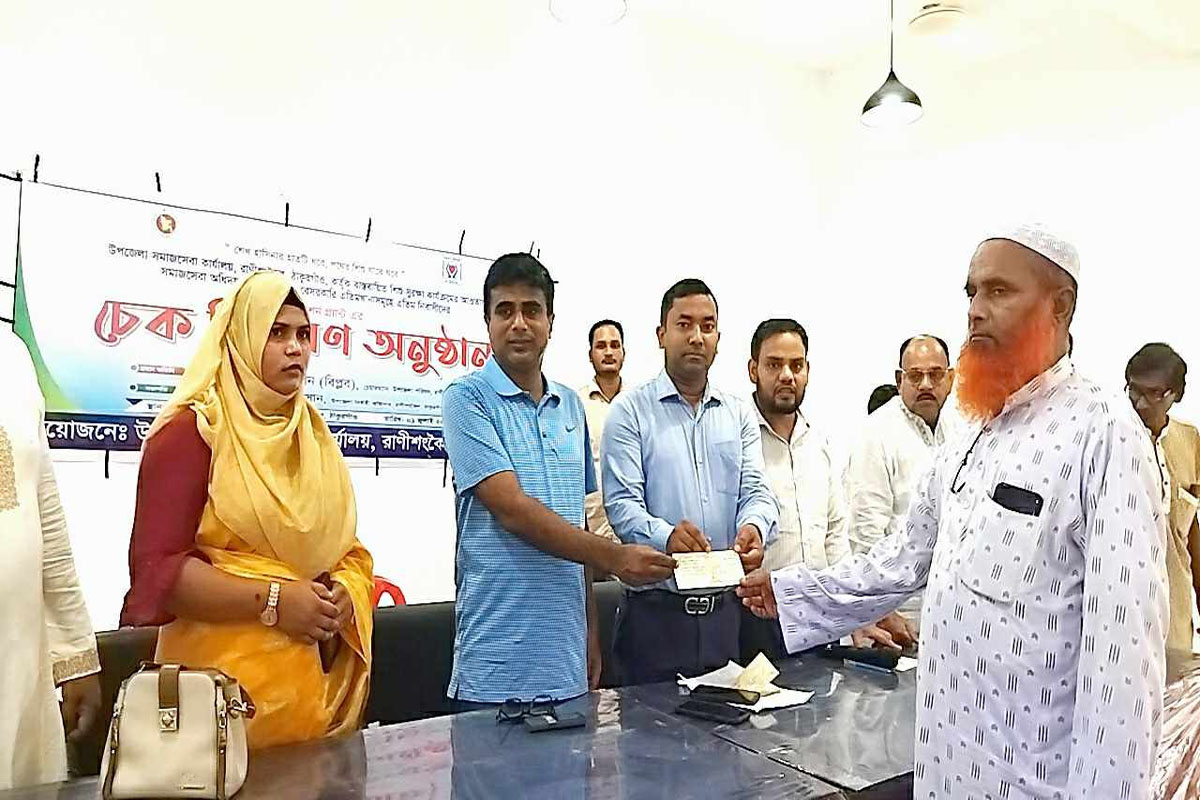 রাণীশংকৈলে ১৯টি এতিমখানায় ১ কোটি ৩ লাখ টাকার চেক বিতরণ
