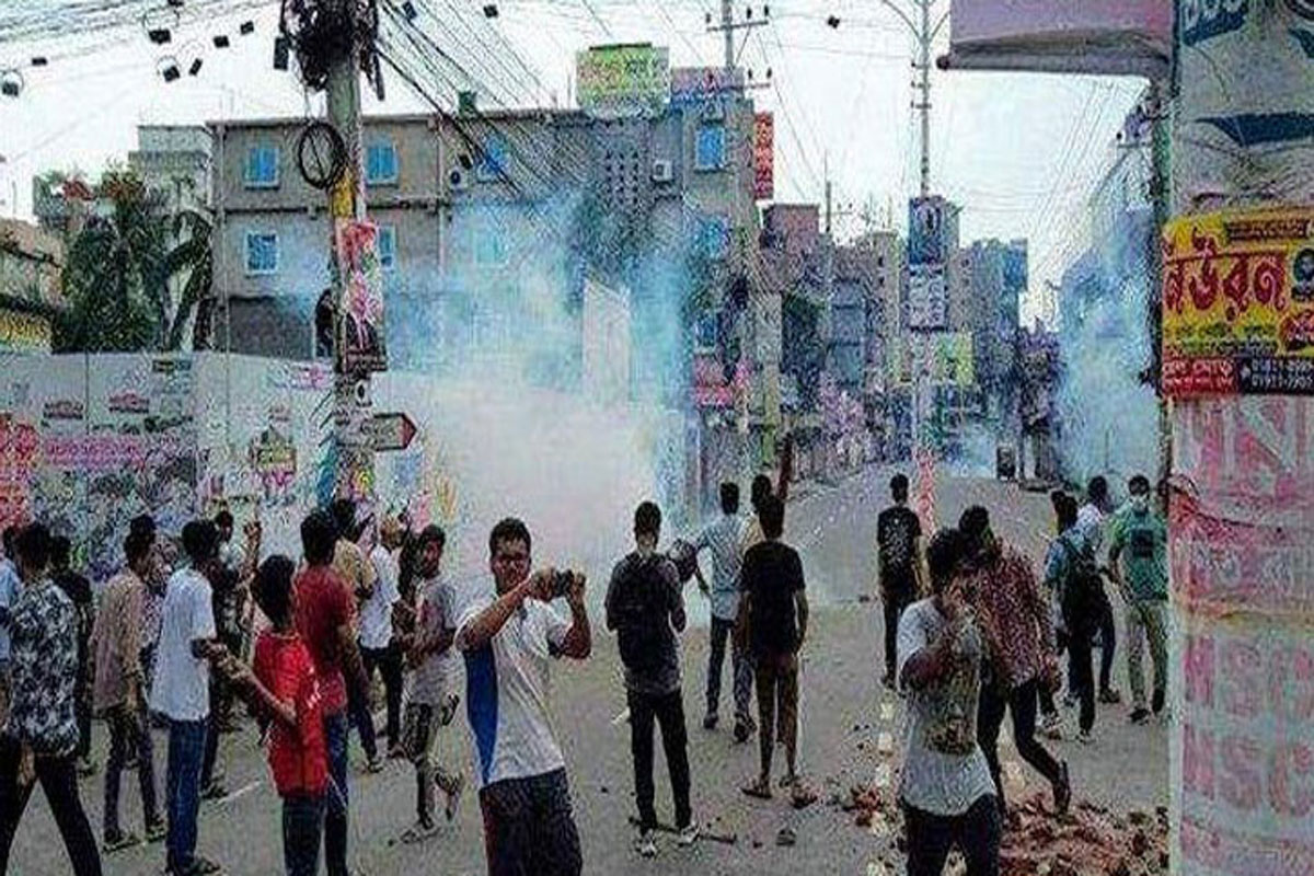 খুলনায় শিক্ষার্থীদের সঙ্গে পুলিশের দফায় দফায় সংঘর্ষ, ভাঙচুর