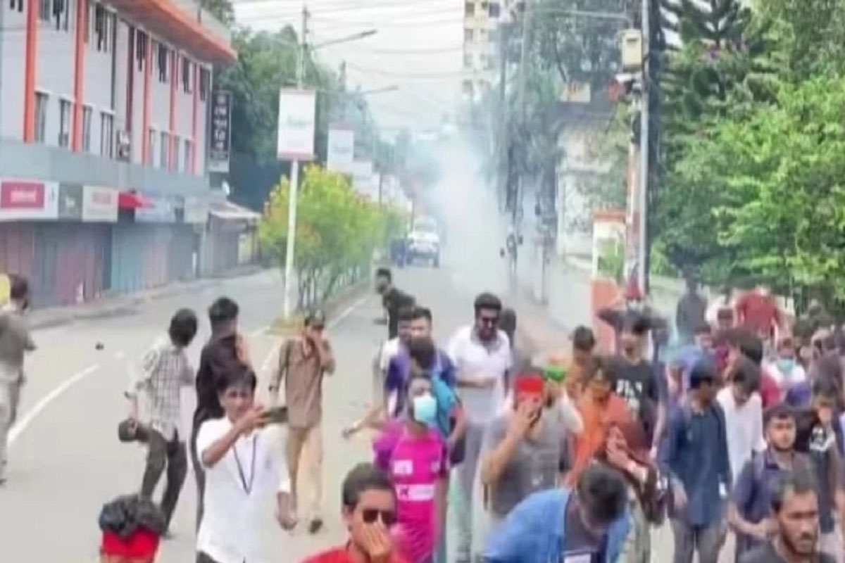 সিলেটে বিক্ষোভ মিছিলে পুলিশের সাউন্ড গ্রেনেড ও টিয়ারশেল নিক্ষেপ