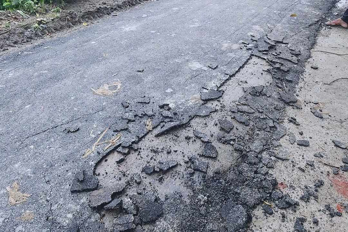 রাতের আঁধারে রাস্তা ঢালাই সকালেই উঠে গেছে কার্পেটিং