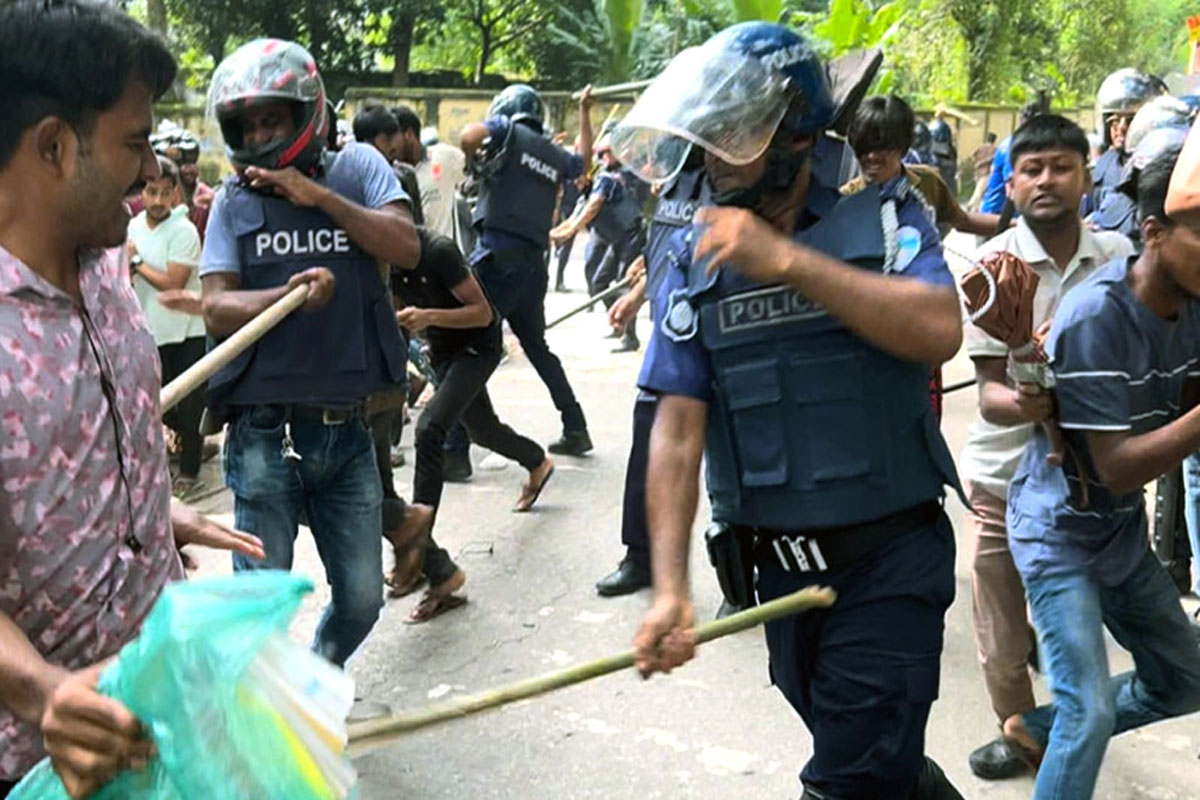 কুবি শিক্ষার্থীদের সঙ্গে পুলিশের সংঘর্ষ, গুলি-টিয়ারশেল নিক্ষেপ