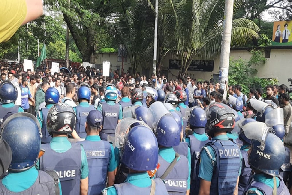 চট্টগ্রামে পুলিশের ব্যারিকেড ভেঙে চলছে কোটা সংস্কার আন্দোলন