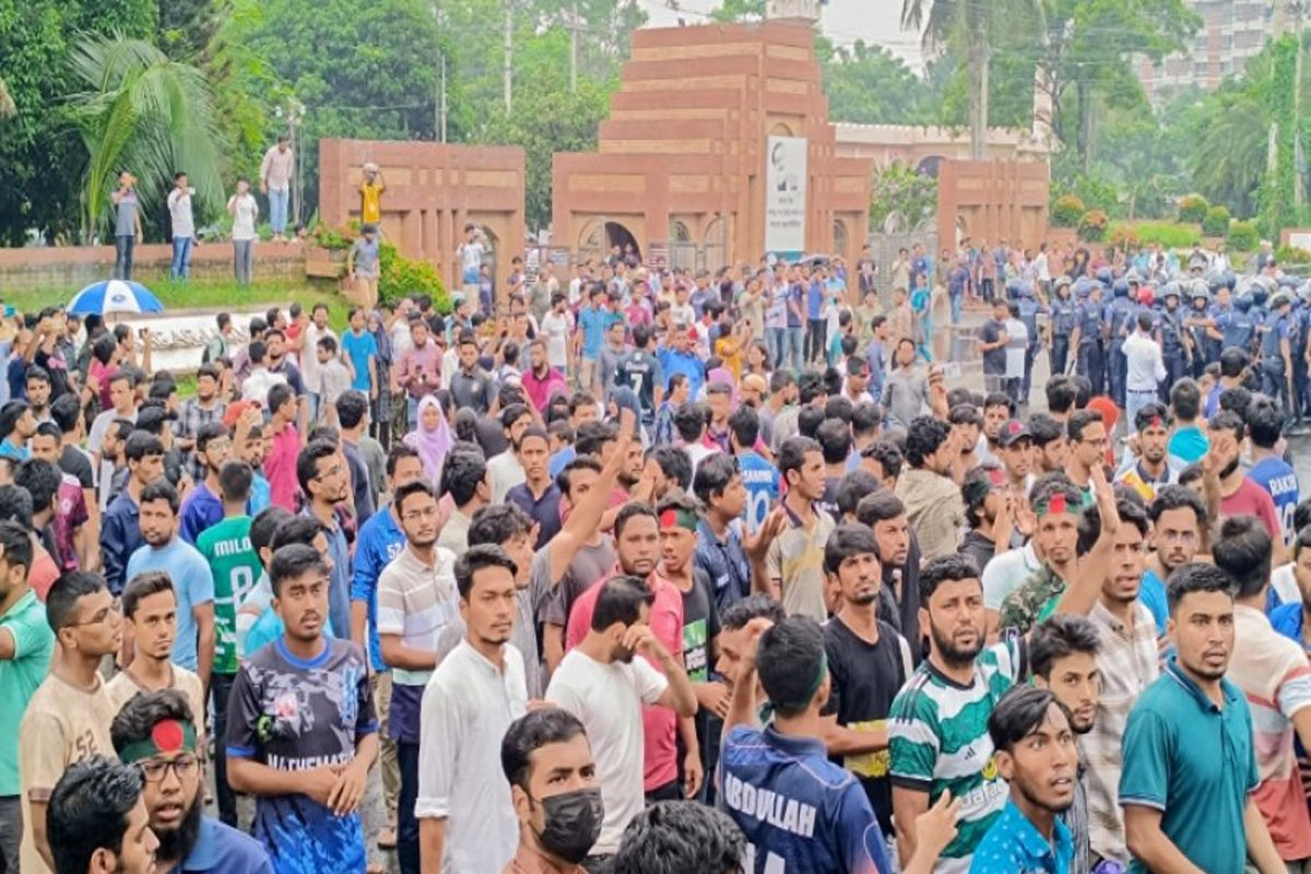বাধা দিয়েও আটকাতে না পেরে পুলিশের গলায় এখন অনুরোধের সুর