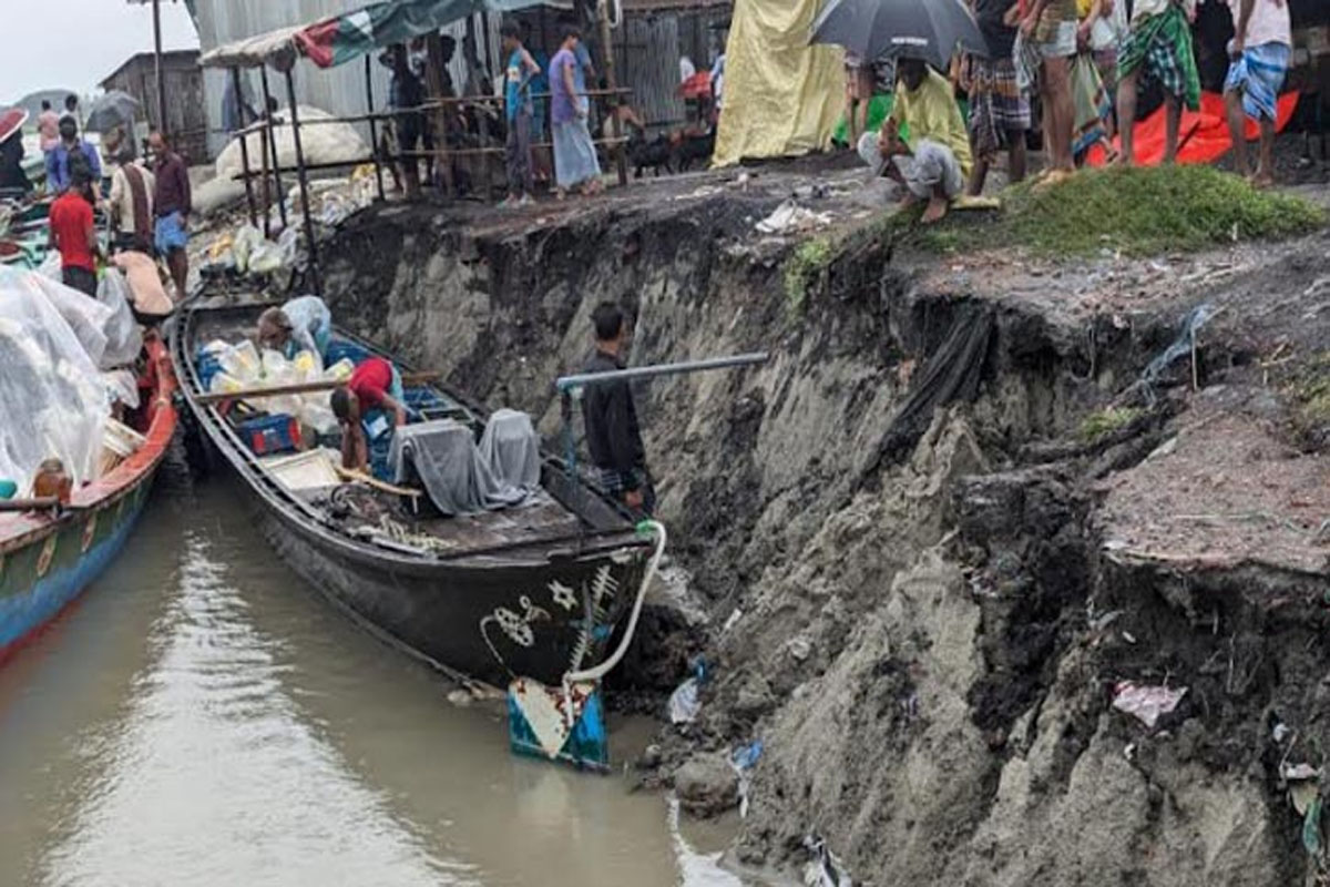পদ্মায় বিলীনের পথে ঐতিহ্যবাহী দীঘিরপাড় বাজার