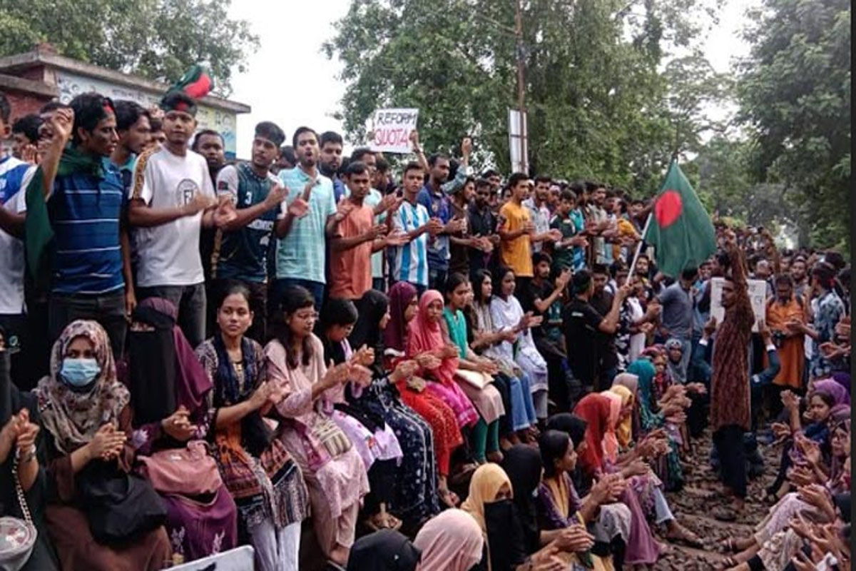 রাবি শিক্ষার্থীদের রেলপথ অবরোধ