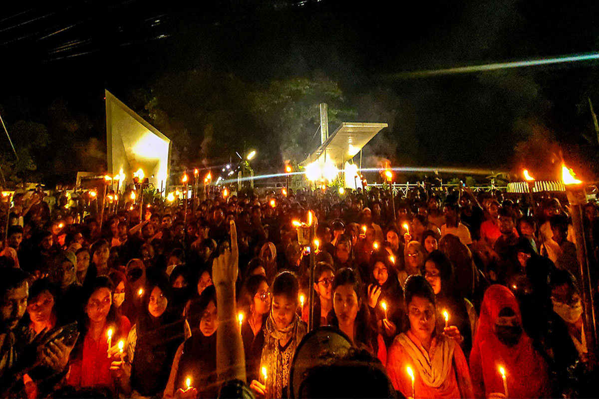 শিক্ষার্থীদের ওপর হামলার প্রতিবাদে মশাল মিছিল
