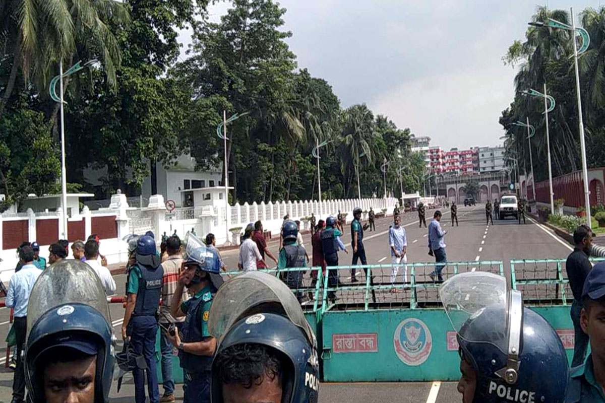 রাষ্ট্রপতির কাছে স্মারকলিপি জমা দিলেন আন্দোলনকারীরা