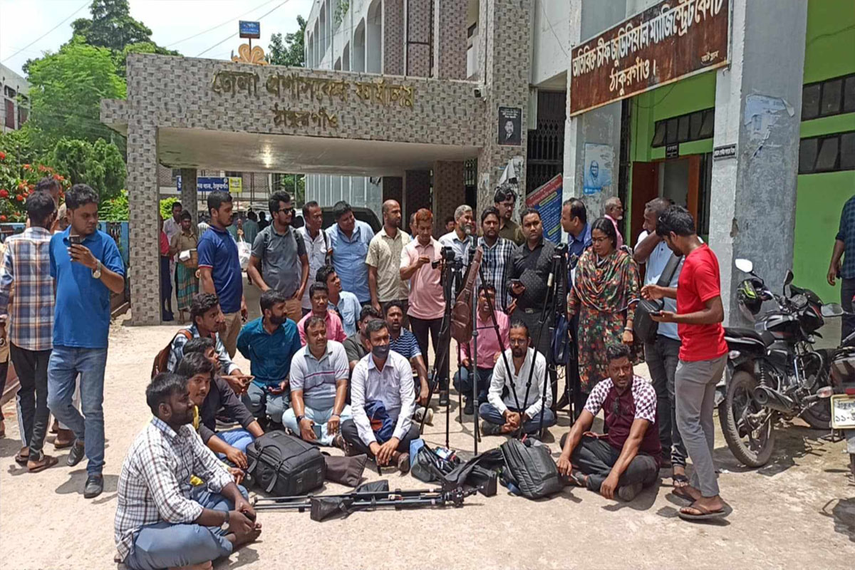 ঠাকুরগাঁওয়ে শ্রম ও কর্মসংস্থান প্রতিমন্ত্রীর অনুষ্ঠানে সাংবাদিকদের ঢুকতে বাধা