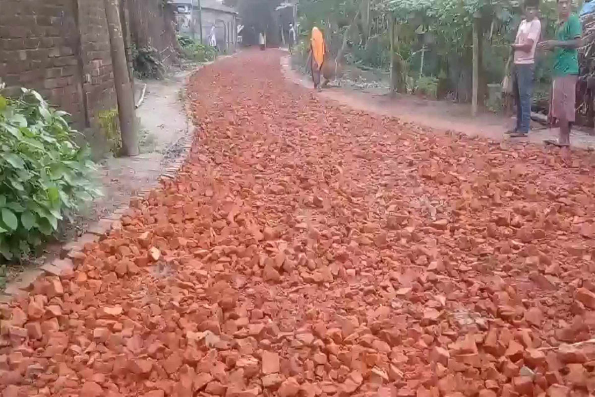 ঠাকুরগাঁওয়ে এলজিইডির যোগসাজসে নিম্নমানের ইটে সড়ক নির্মাণ