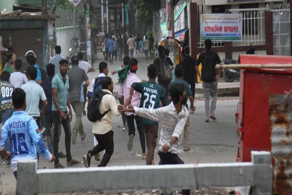 চট্টগ্রামে আন্দোলনকারীদের সঙ্গে ছাত্রলীগের সংঘর্ষ, নিহত ২