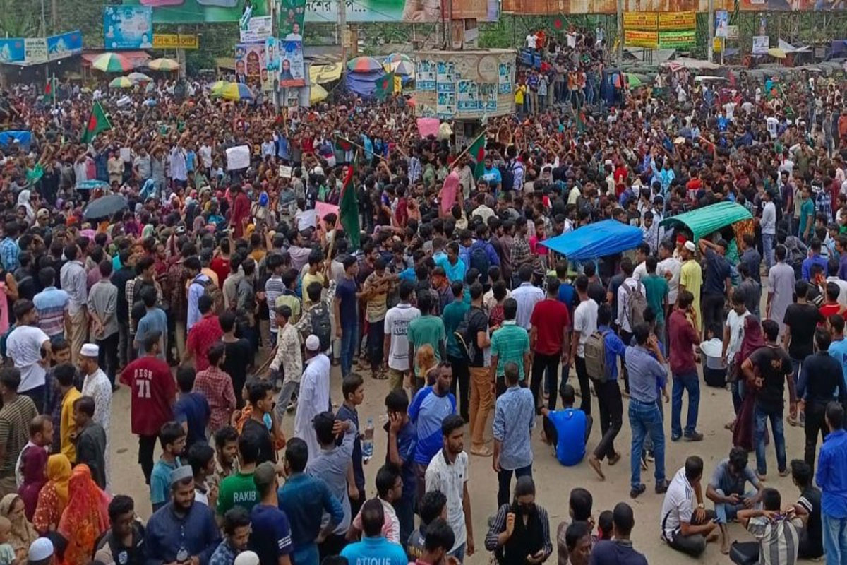 ময়মনসিংহে সড়ক অবরোধ করে শিক্ষার্থীদের বিক্ষোভ