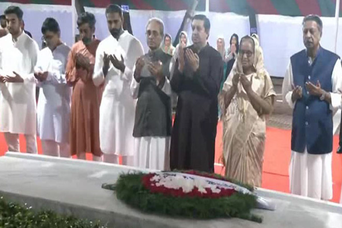 বঙ্গবন্ধুর সমাধিতে প্রধানমন্ত্রী শেখ হাসিনার শ্রদ্ধা