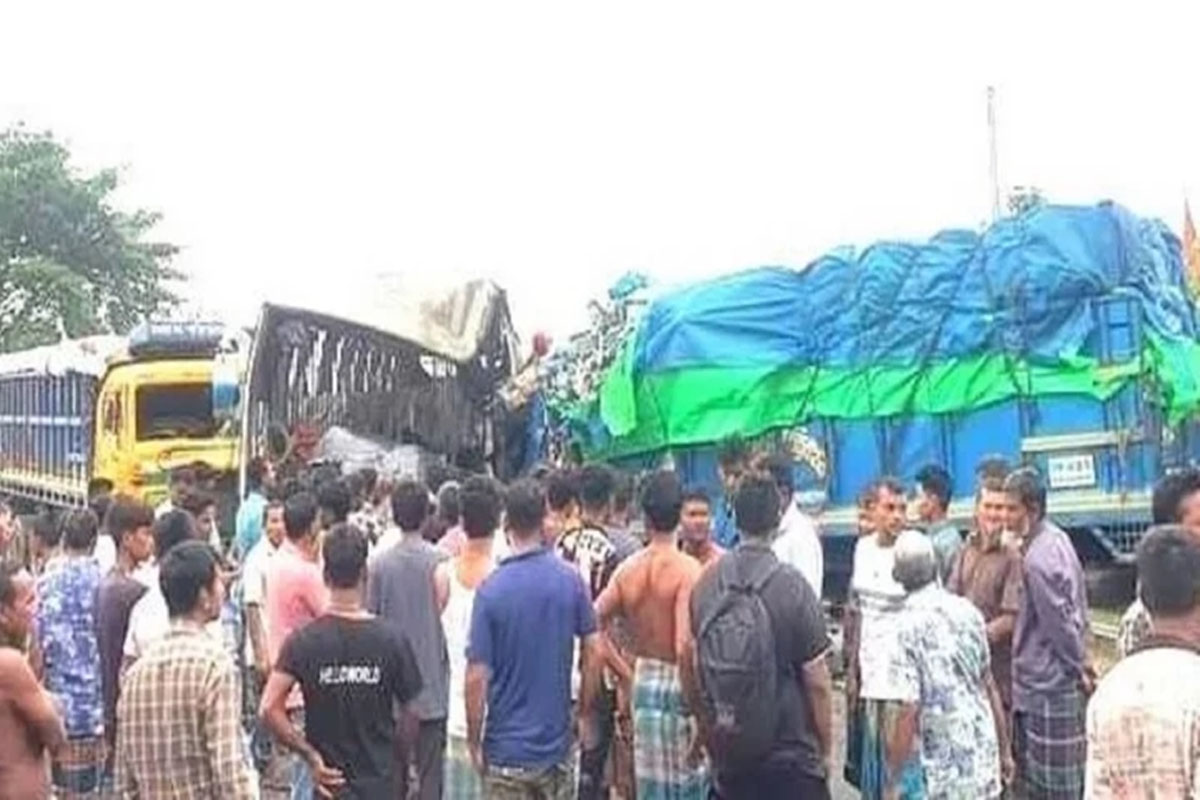 দিনাজপুরে বাস-ট্রাকের সংঘর্ষে নিহত ৪, আহত ২৮