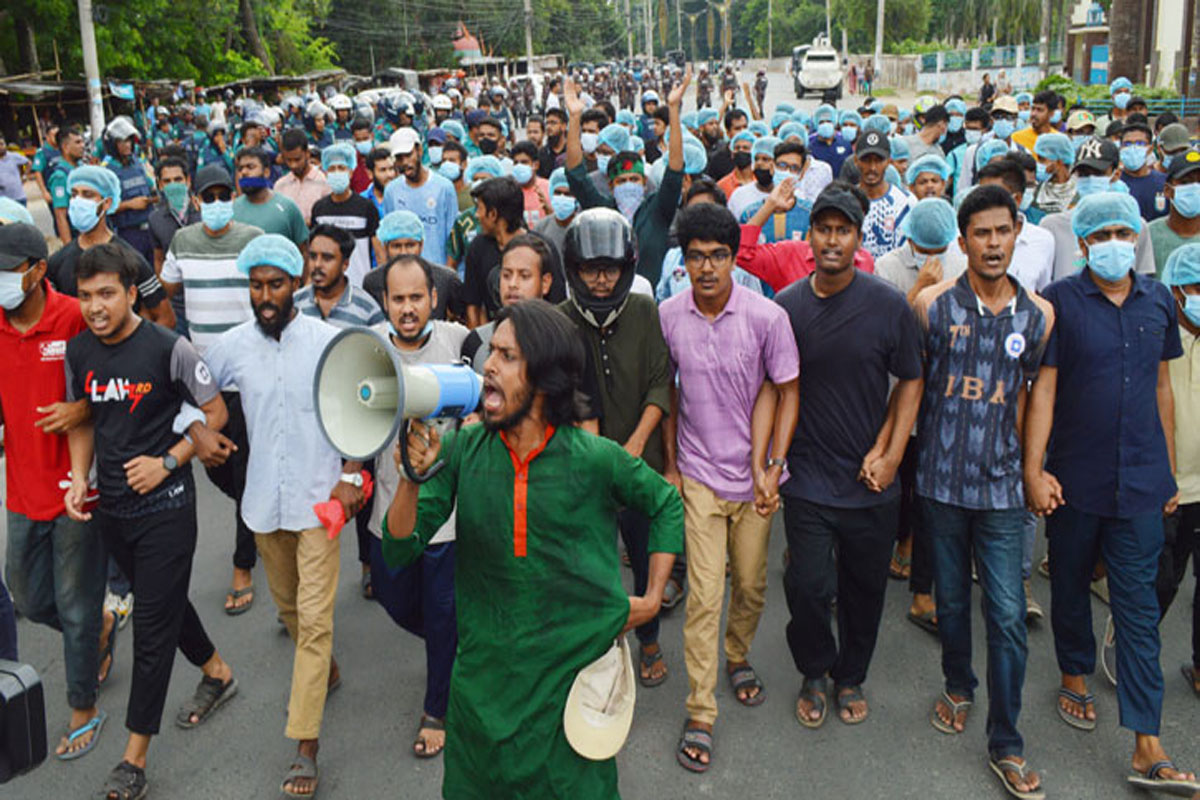 রাবি শিক্ষার্থীদের ৯ দফা, মহাসড়ক অবরোধ করে বিক্ষোভ