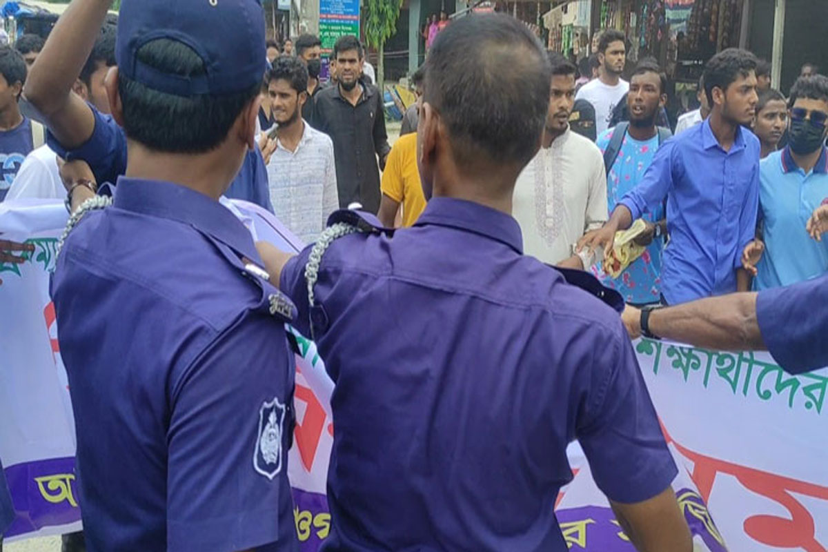 পঞ্চগড়ে শিক্ষার্থীদের মিছিলে পুলিশের বাধা