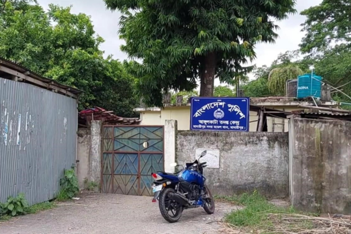 মাদারীপুরে পুলিশ তদন্ত কেন্দ্রের তালা ভেঙ্গে হামলা ও ভাঙচুর