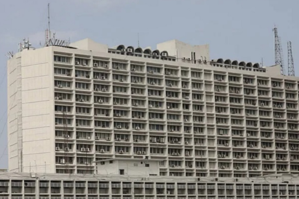 শিক্ষা সচিবকে বদলি