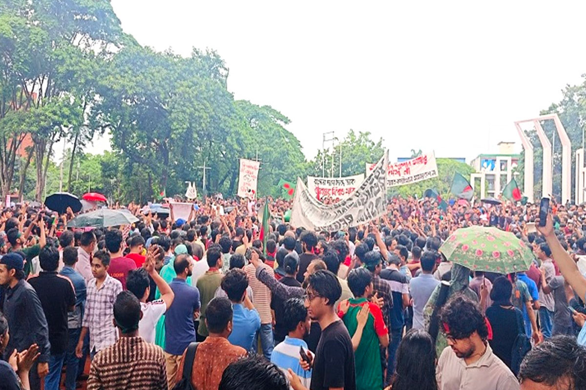 শহীদ মিনারে শিক্ষার্থী-জনতার ঢল