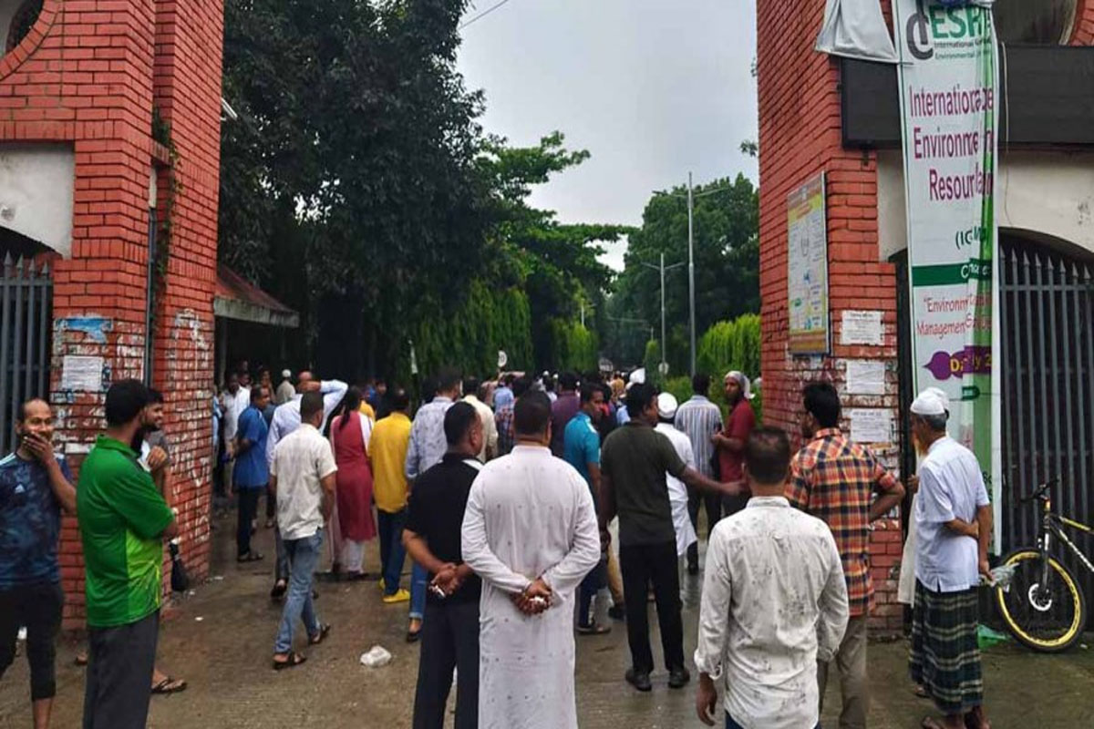 গেটের তালা ভেঙে ক্যাম্পাসে প্রবেশ করলেন ভাসানী বিশ্ববিদ্যালয়ের শিক্ষার্থীরা