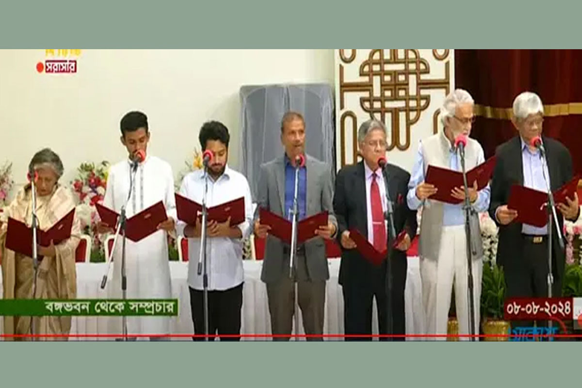 শপথ নিলেন ১৩ উপদেষ্টা
