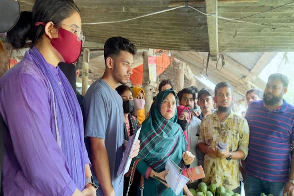 মাদারীপুরে বাজার মনিটরিংয়ে শিক্ষার্থীদের সাথে ভোক্তা অধিকার-সেনা