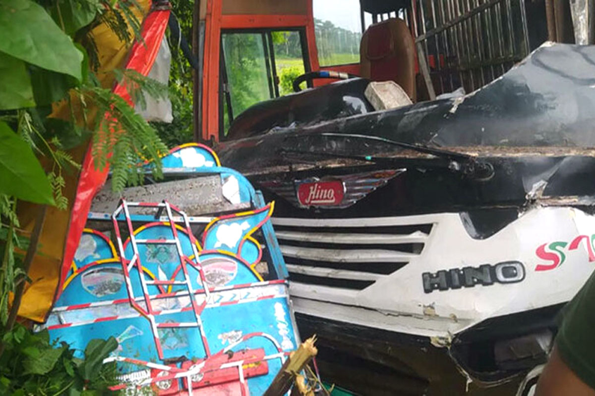 বাস-ট্রাকের মাঝে চাপা ইজিবাইক, দুই ভাইসহ ৪ জনের মৃত্যু