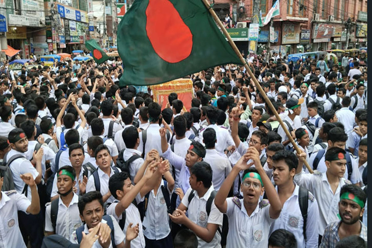 কুমিল্লার দুটি শিক্ষাপ্রতিষ্ঠানে শিক্ষকের পদত্যাগ দাবিতে বিক্ষোভ