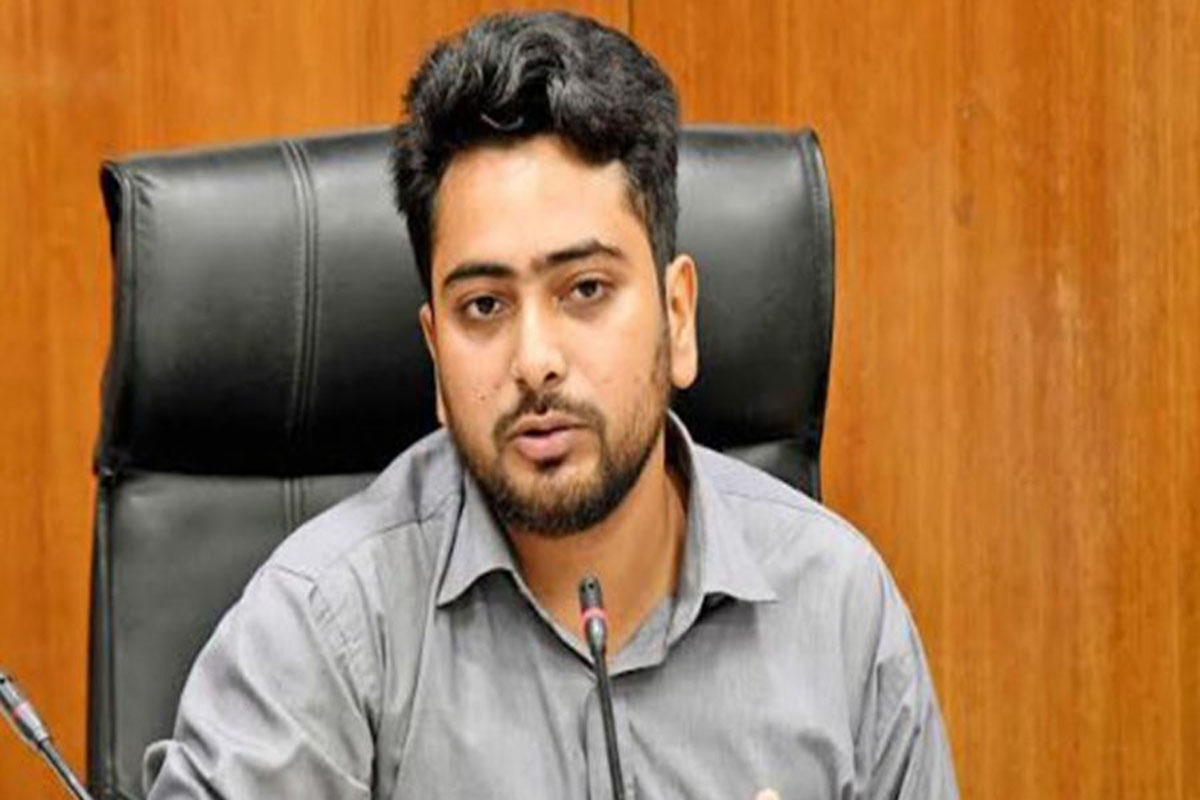 আমাকে স্যার বলারও দরকার নেই: তথ্য উপদেষ্টা