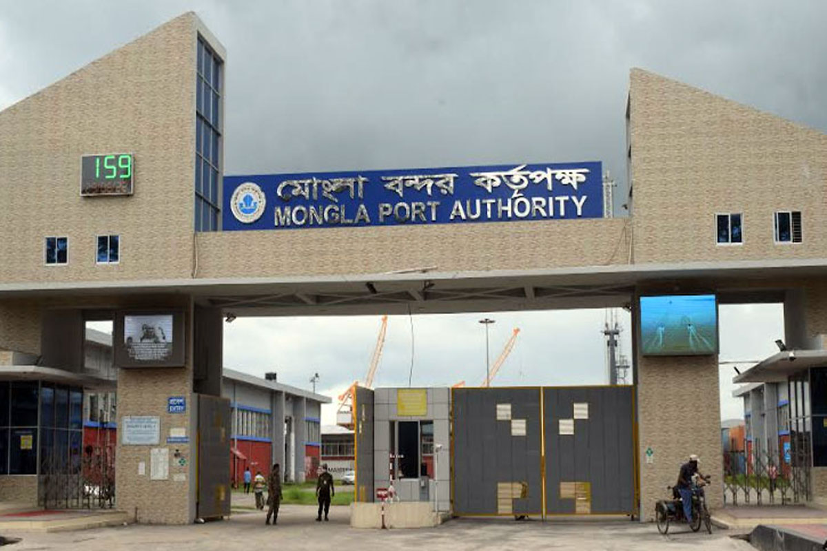 বৃষ্টিতে মোংলা বন্দরে গম ও সার খালাস বন্ধ