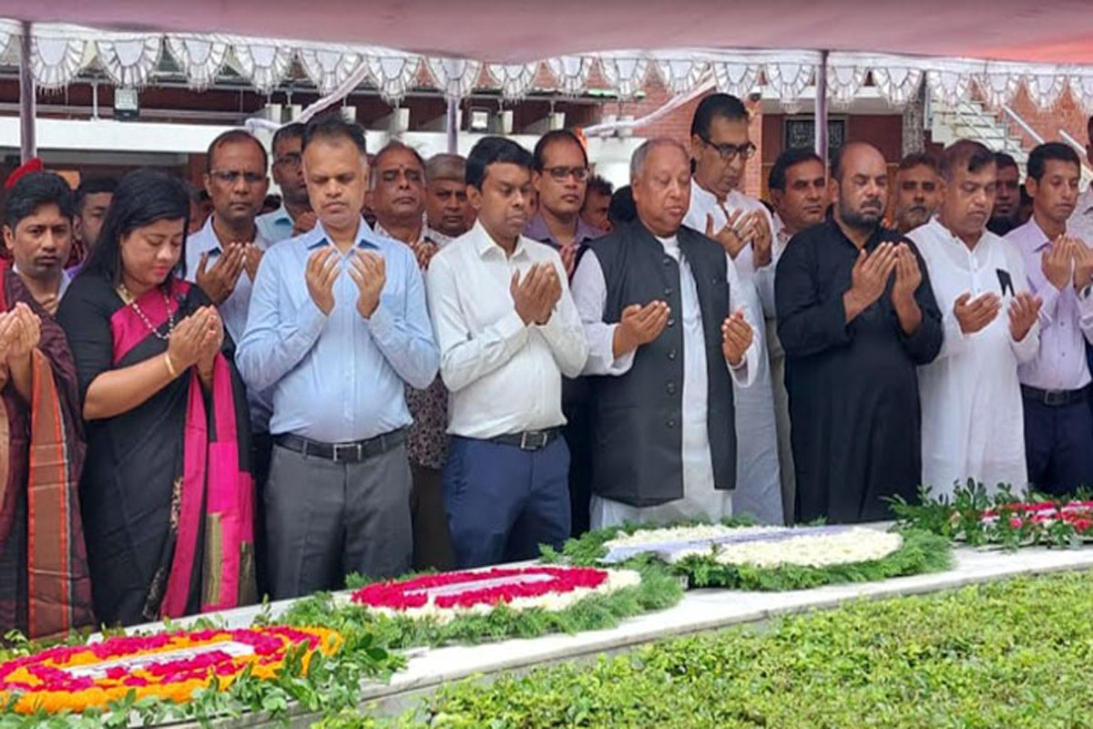 শোকের মাসের প্রথম দিনে টুঙ্গিপাড়ায় বঙ্গবন্ধুর সমাধিতে শ্রদ্ধা