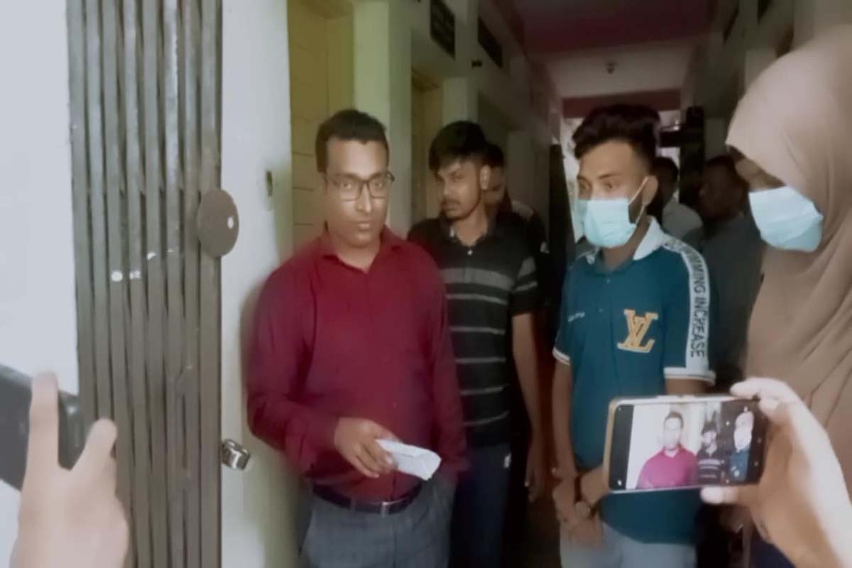 লোহাগড়ায় শিক্ষার্থীদের তোপের মুখে প্রানী সম্পদ কর্মকর্তা