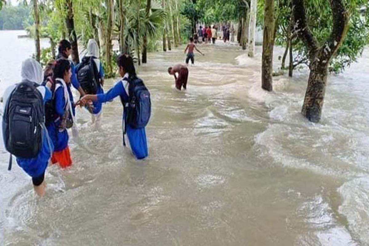 নোয়াখালীতে টানা ভারি বর্ষণ, লাখ লাখ মানুষ পানিবন্দি