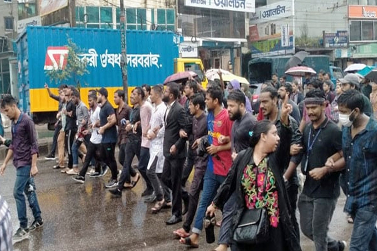বৃষ্টিতে ভিজেই গণমিছিলে শিক্ষার্থীরা