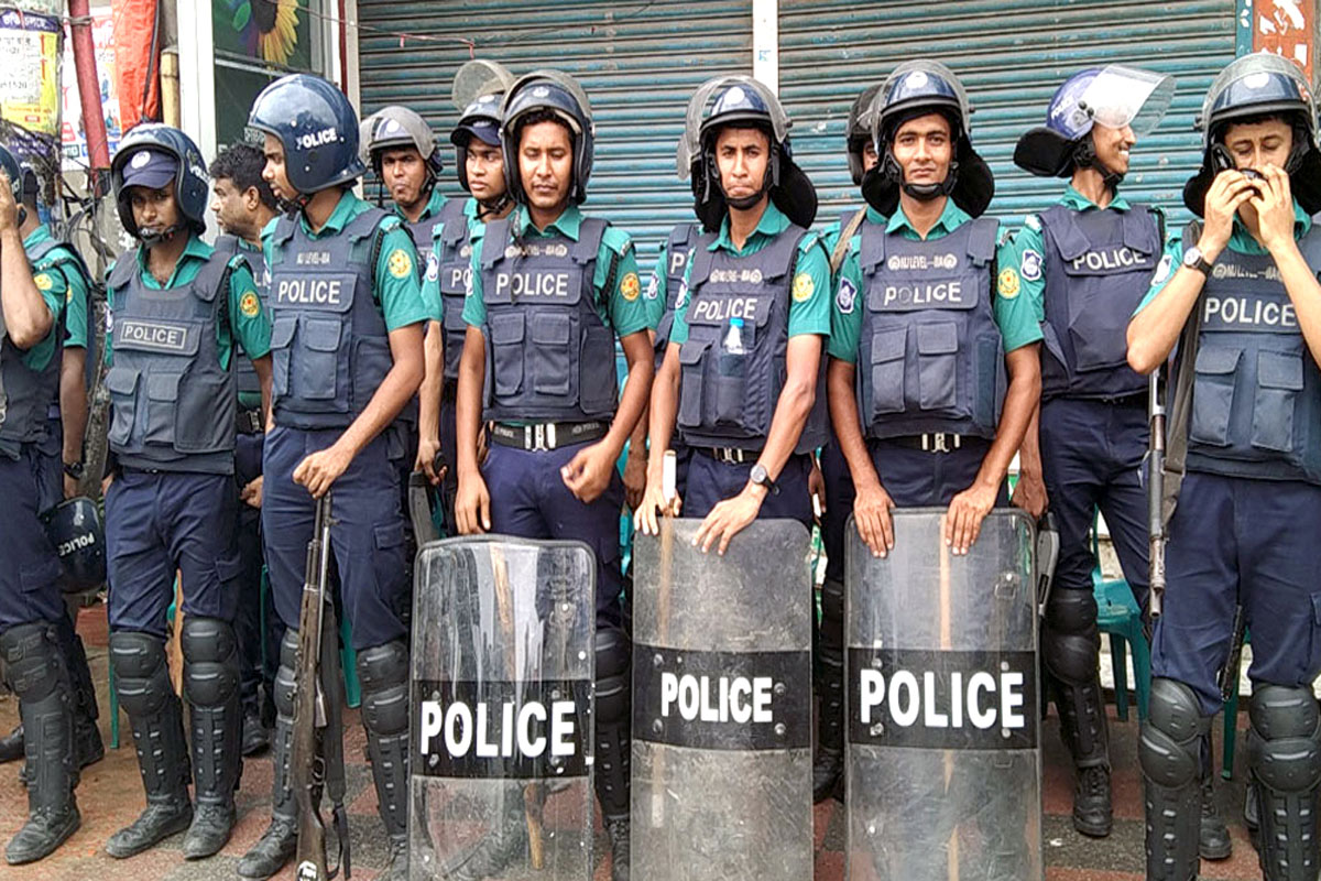 মোড়ে মোড়ে সতর্ক অবস্থানে পুলিশ, প্রস্তত সাঁজোয়া যান