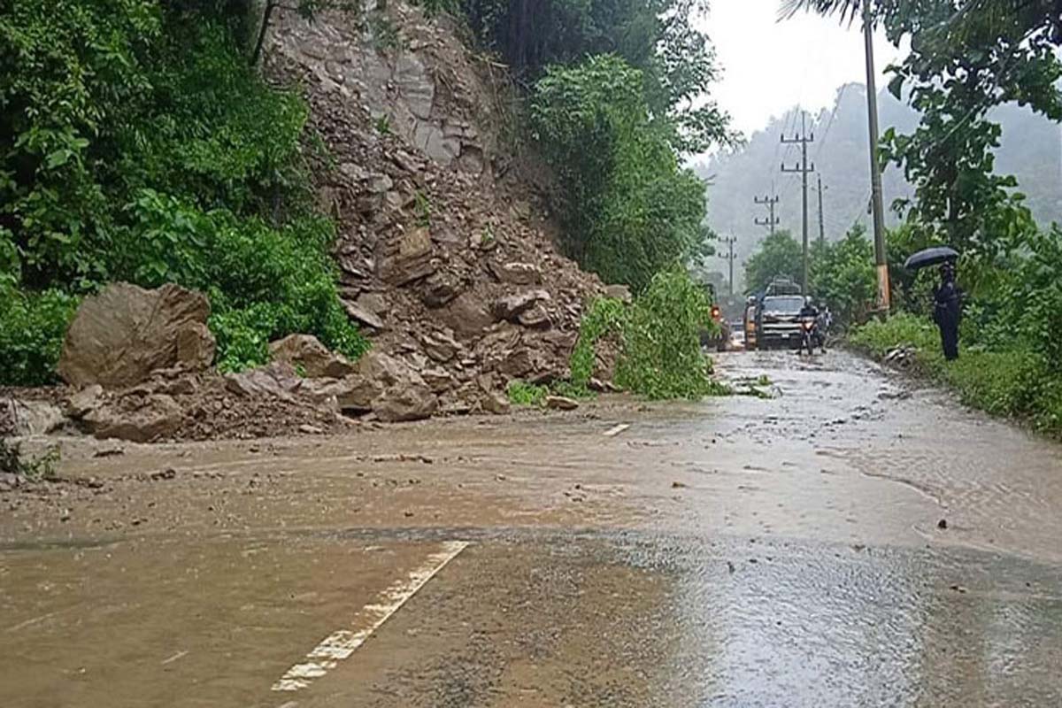 রাঙ্গামাটির ২১ স্থানে পাহাড়ধস, যান চলাচল বন্ধ