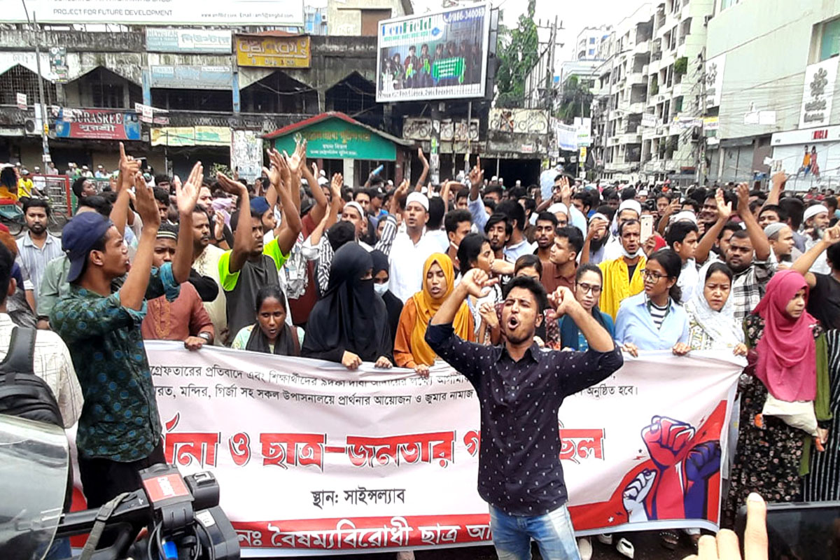 বৃষ্টি উপেক্ষা করে রাজধানীজুড়ে শিক্ষার্থীদের গণমিছিল