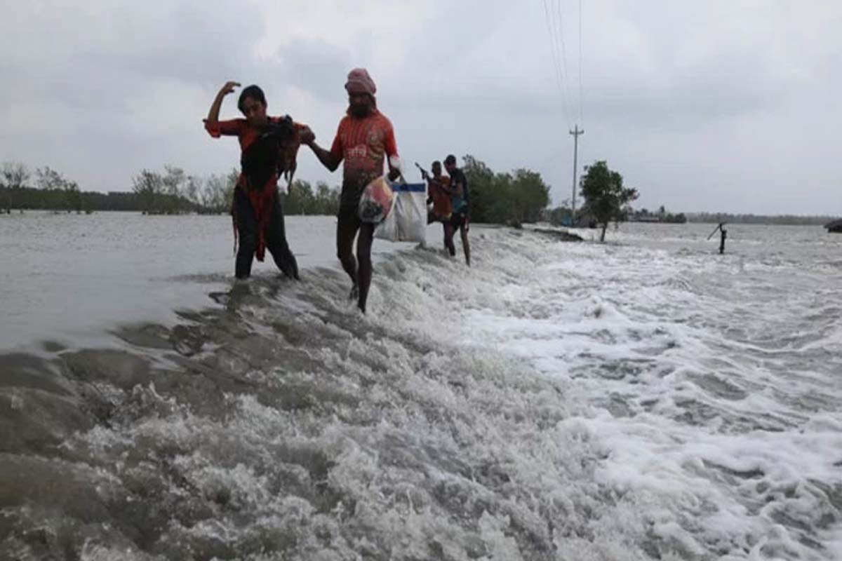 খুলনায় বেড়িবাঁধ ভেঙ্গে বিস্তীর্ণ এলাকা প্লাবিত