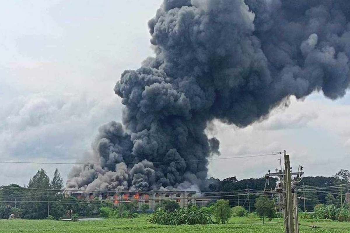 কুমিল্লায় প্রাণ কোম্পানির ডিপোতে ভয়াবহ আগুন
