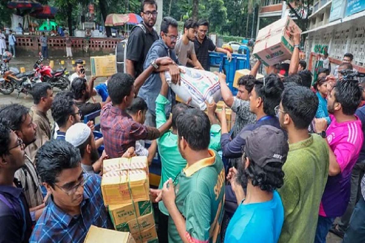 ত্রাণ দিতে টিএসসিতে মানুষের ঢল, ঘণ্টায় সংগ্রহ ১৫ লাখ টাকা