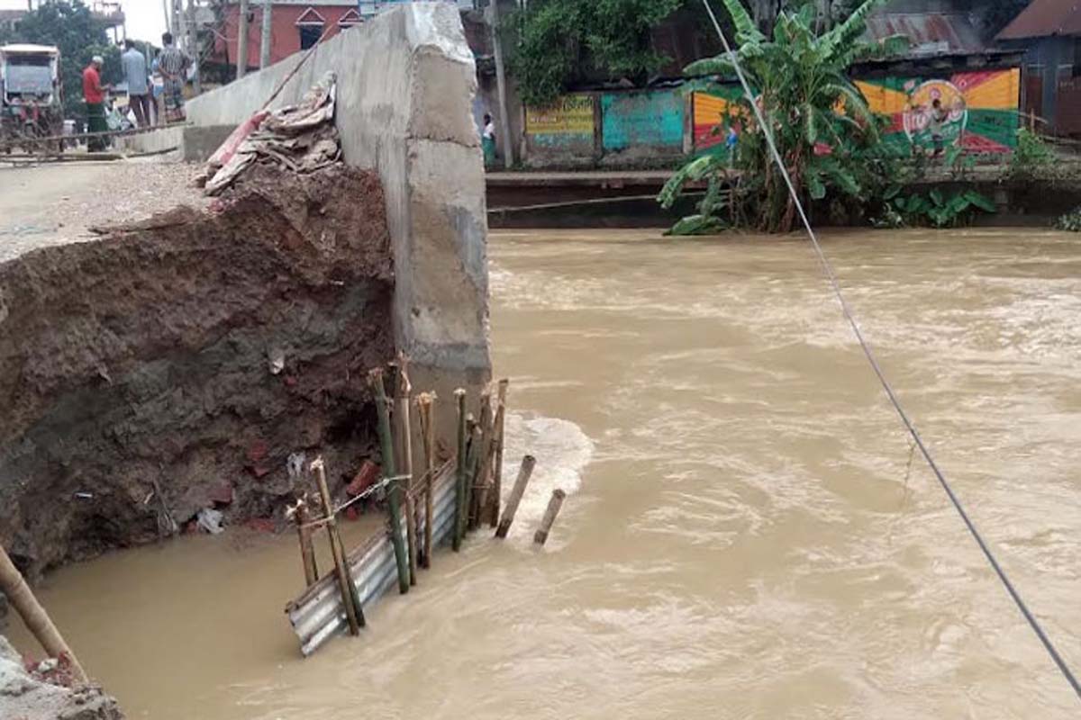 আখাউড়ার আশ্রয়কেন্দ্র ছাড়ছেন মানুষ