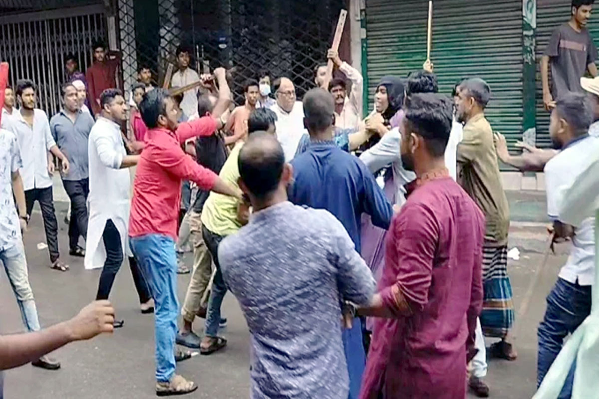 নরসিংদীতে শিক্ষার্থীদের সঙ্গে ছাত্রলীগের সংঘর্ষ, আহত ১০