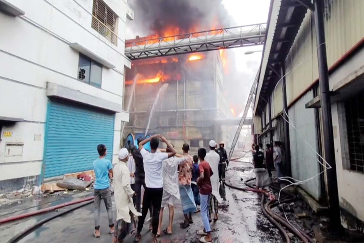 রূপগঞ্জে গাজী টায়ার কারখানায় আগুন, নিখোঁজ ১৬০