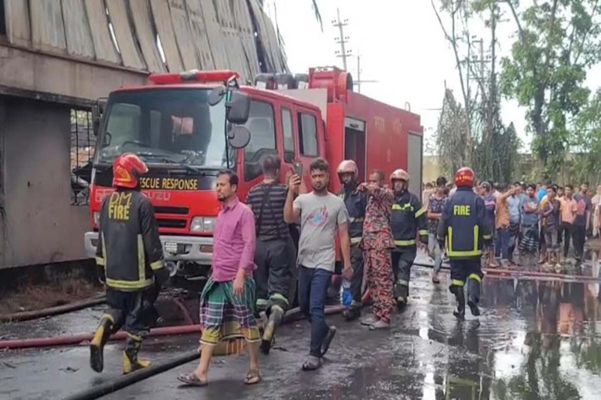রূপগঞ্জে গাজী টায়ার কারখানার আগুন নিয়ন্ত্রণে, নিখোঁজ ১৭৬