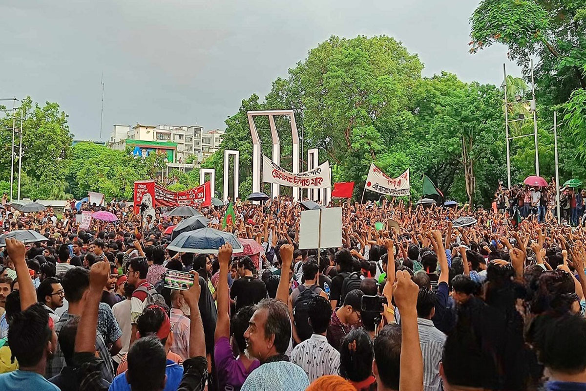 মিছিল নিয়ে শহীদ মিনারে যাচ্ছেন শিক্ষার্থীরা