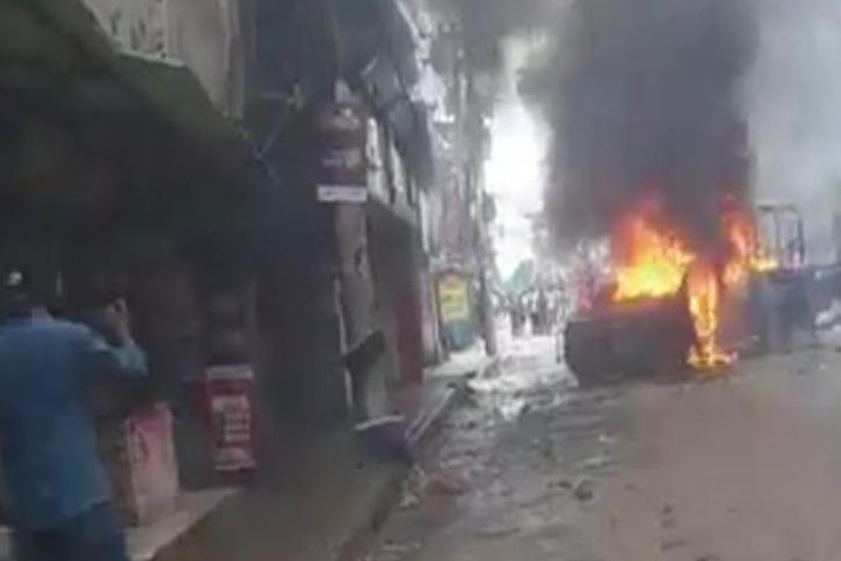 গাজীপুরের শ্রীপুরে পুলিশ বক্স ভাঙচুর, গাড়িতে আগুন