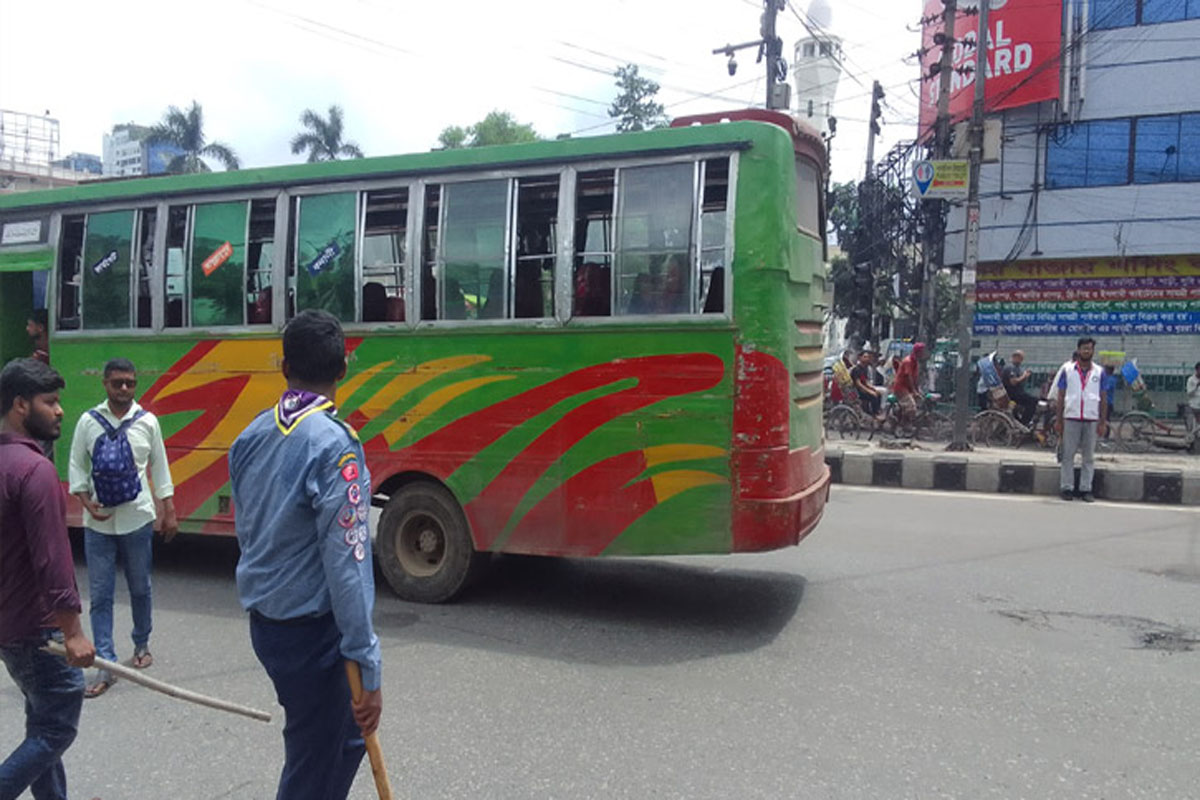 ট্রাফিক নিয়ন্ত্রণে আজও রাজধানীর রাস্তায় শিক্ষার্থীরা