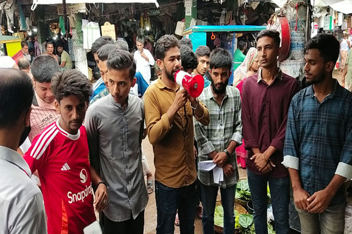 পিরোজপুরে বাজার মনিটরিংয়ে শিক্ষার্থীরা
