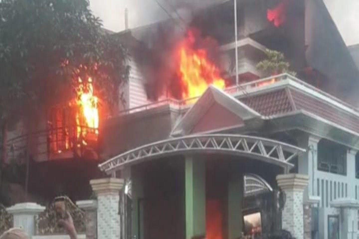 নড়াইলে বিএনপি-জামায়াতের বিজয় মিছিল থেকে মাশরাফি বিন মর্তুজার শহরের বাড়ি ভাংচুর ও আগুন