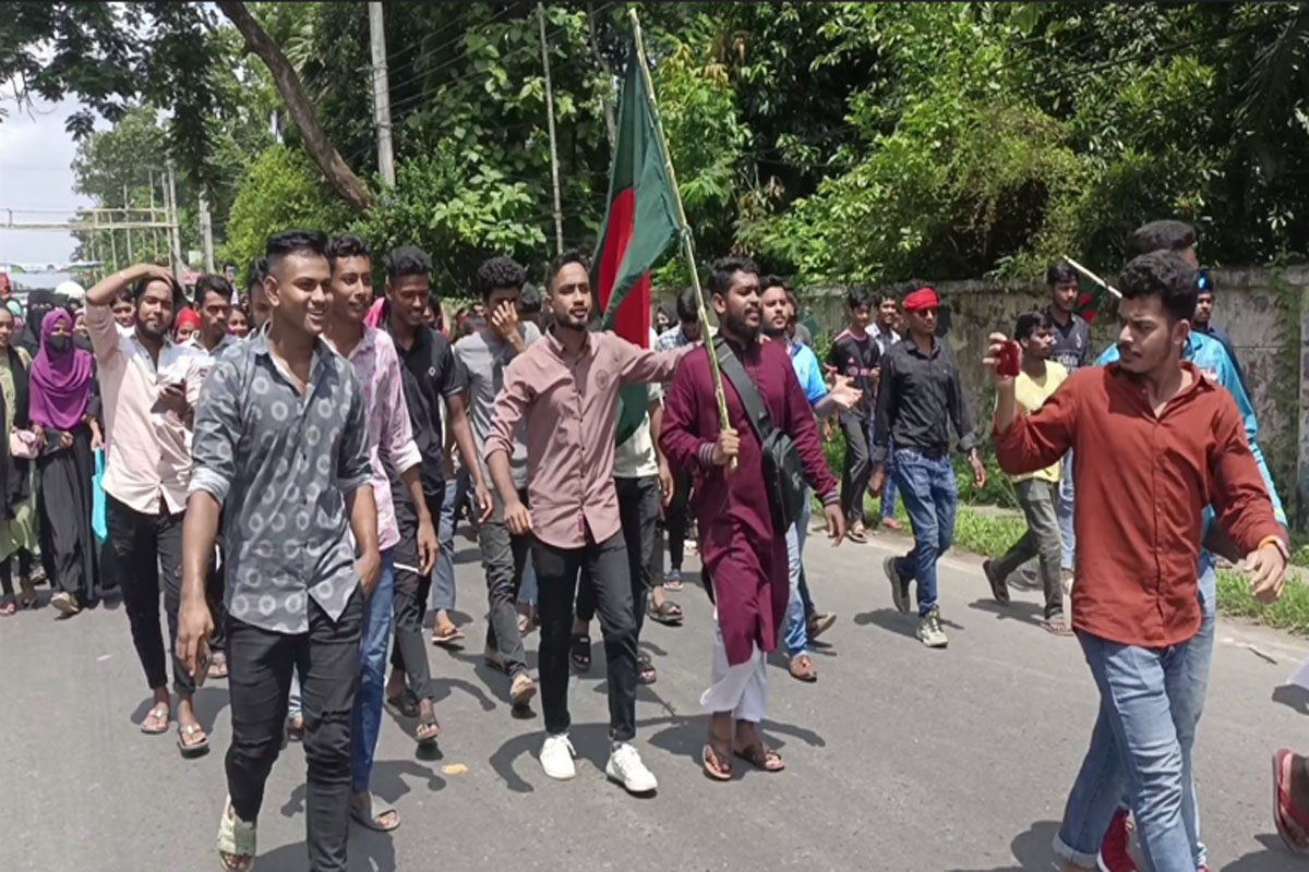 মাদারীপুরে বিএনপি-শিক্ষার্থীদের আনন্দ মিছিল