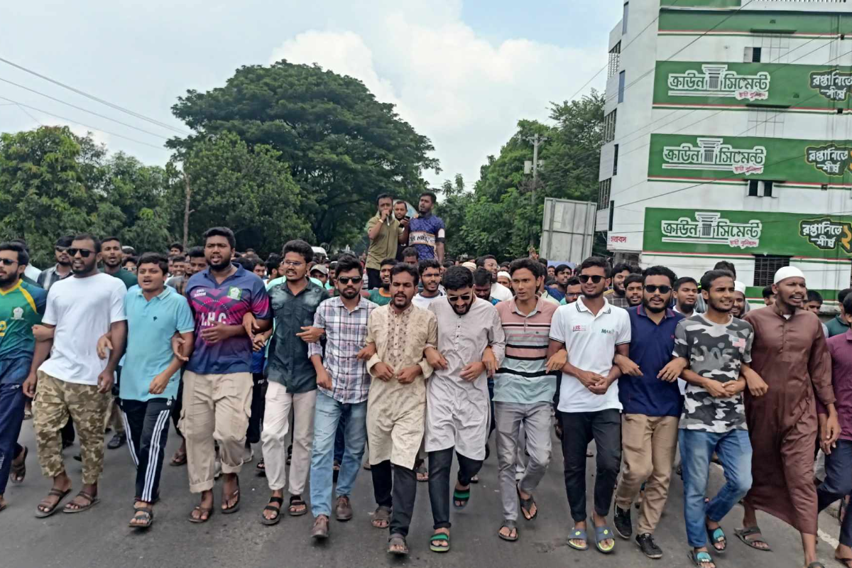 দেশজুড়ে আওয়ামী ফ্যাসিবাদের ষড়যন্ত্র রুখতে ইবি শিক্ষার্থীদের বিক্ষোভ
